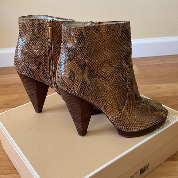 Michael Kors Codie toe out Boot - Picture 5 of 10